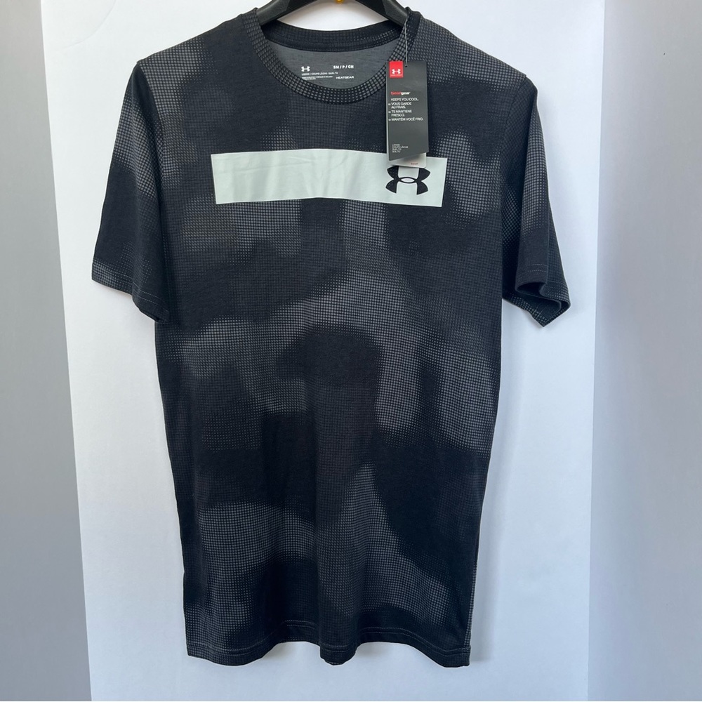Under Armour Heat Gear black/ grey camouflage t shirt (US Small) (New With Tags)